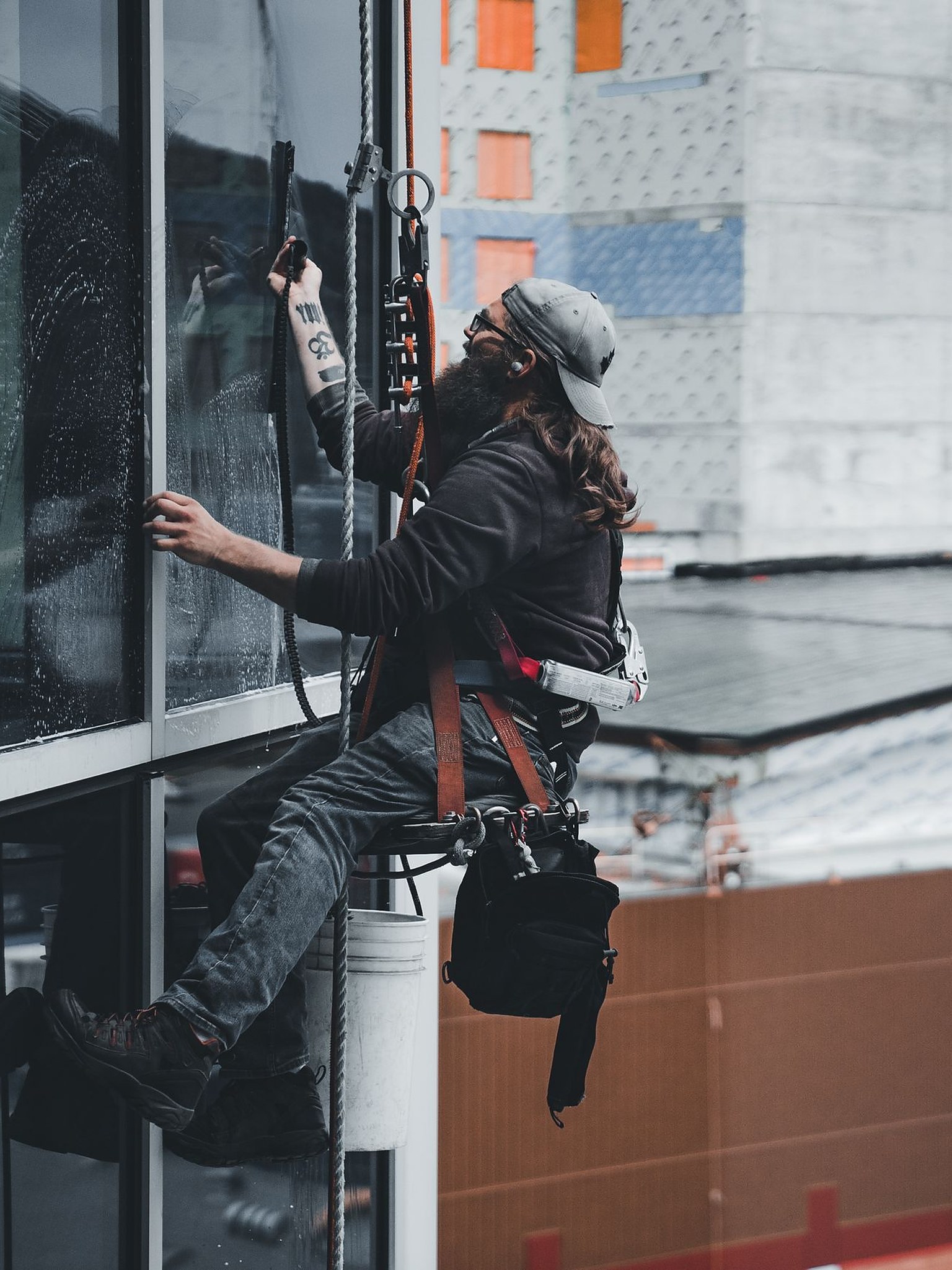 Technicien Express & Co lors du nettoyage complet d’un logement