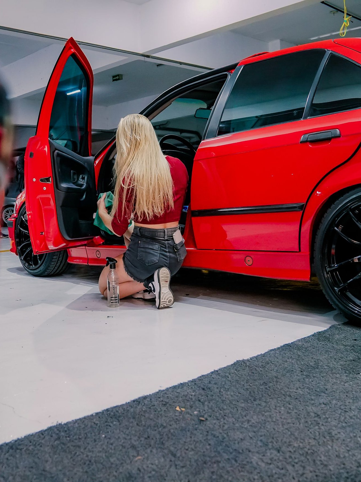Detailing d'une voiture noire en atelier LPDA