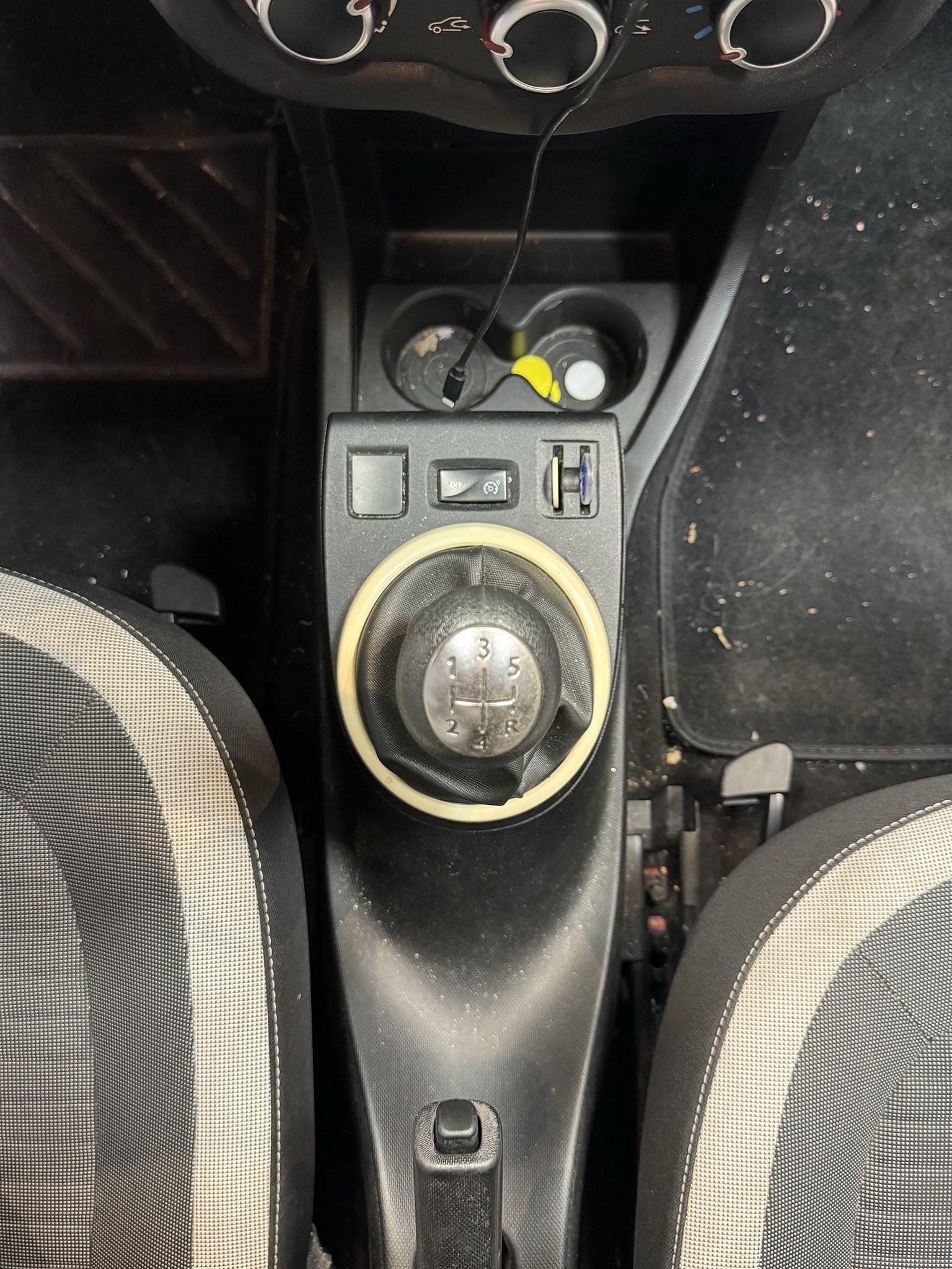 Console centrale et plastiques — avant