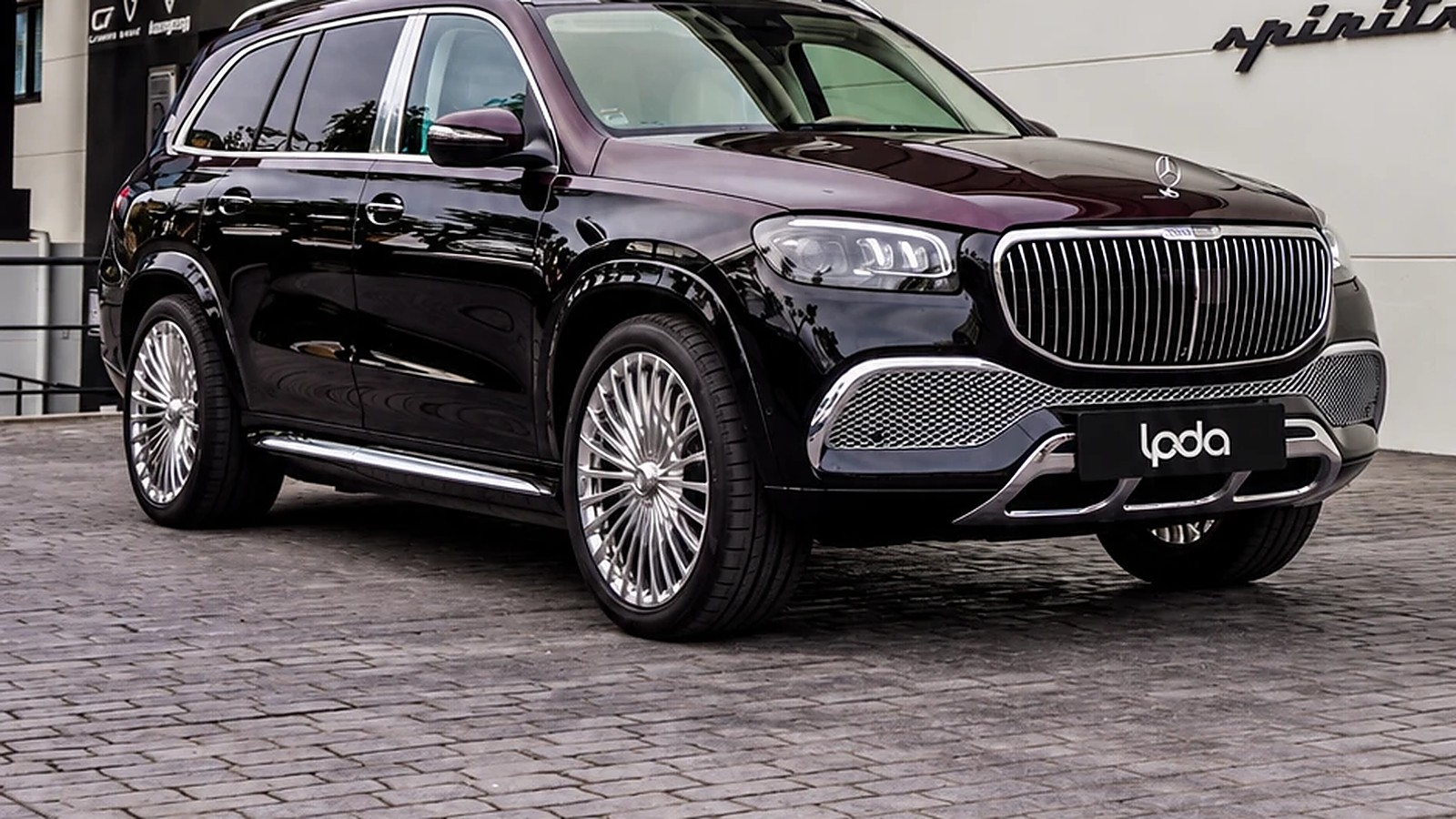SUV noir devant l'atelier LPDA